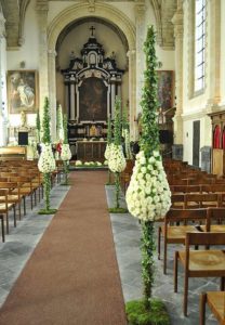 Idee per decorare la chiesa il giorno delle nozze 21