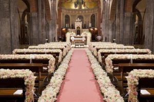 Idee per decorare la chiesa il giorno delle nozze 32